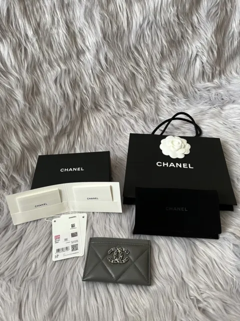 CHANEL 19 CC Grey leather card holder 22A, NWT Authentic with box