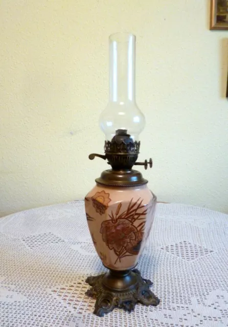 Antike Petroleumlampe, Öllampe, Keramik mit Chinoiserie, Doppelbrenner, um 1890