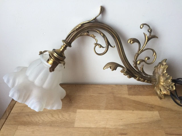 ancienne applique murale en bronze et tulipe en verre opalescent