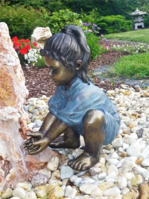 Gartenfigur Mädchen Anna 42 cm | Teichfigur Polystone an Wasser spielend 2