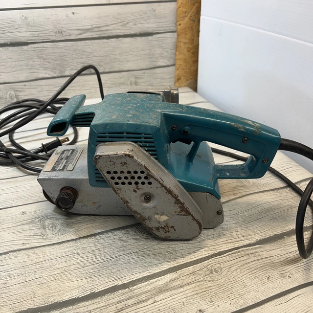 MAKITA BELT SANDER 9900B 3x21 in, Corded Electric Tested And Works