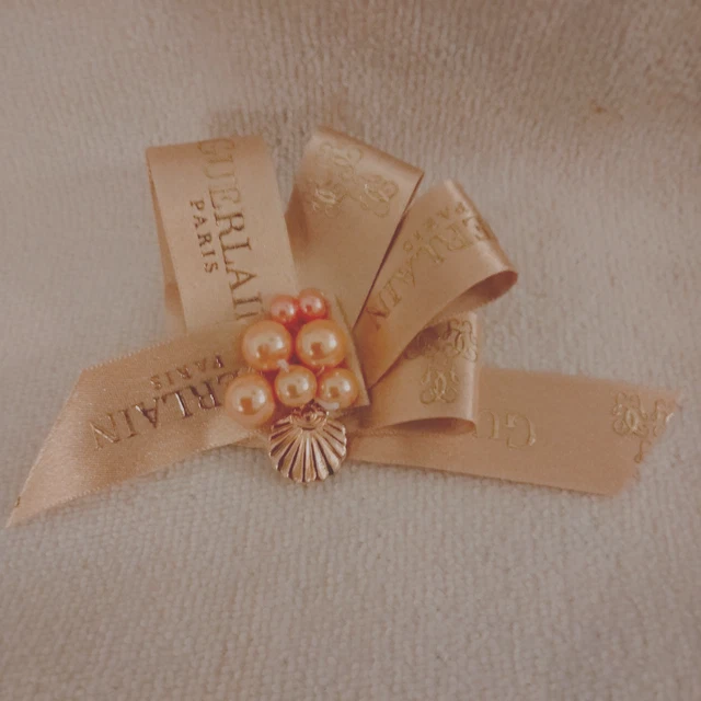 Broche Faite Main Avec Rubans GUERLAIN - Blanc Et Perles, Neuf Sans Emballage, Métal Acier Inoxydable