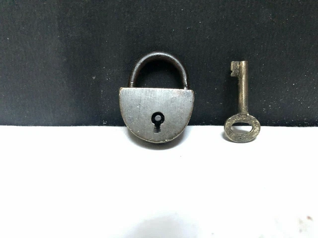 Ein Altes Vintage Messing Einzigartige Form Minitur Vorhängeschloss Mit...