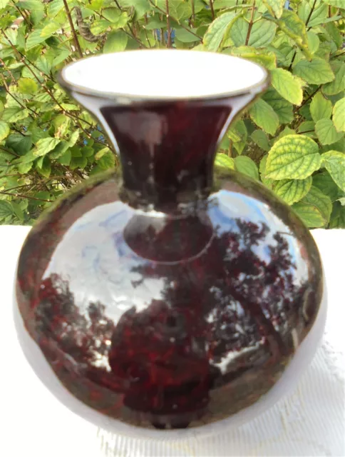 Ancien vase en verre doublé teinte nuancé rouge grenat intérieur blanc vers 1920