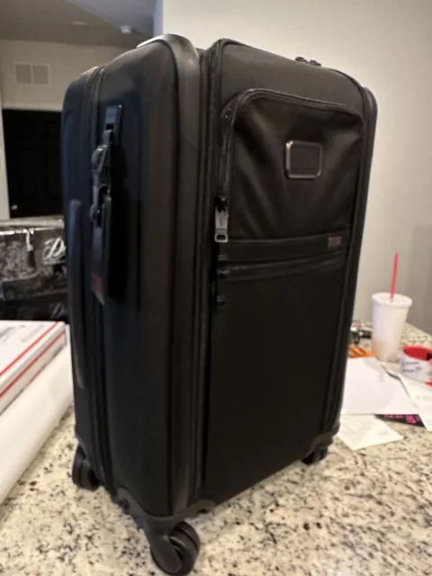 Tumi Alpha 3, 22" Expandable 4 Wheeled Carry-On - Black (1171541041)