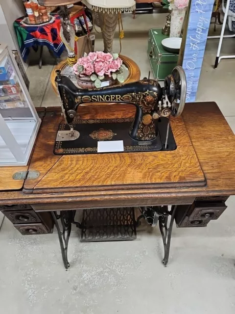 Máquina de coser vintage 1910 hierro fundido metal cantante - base de hierro, mesa de madera