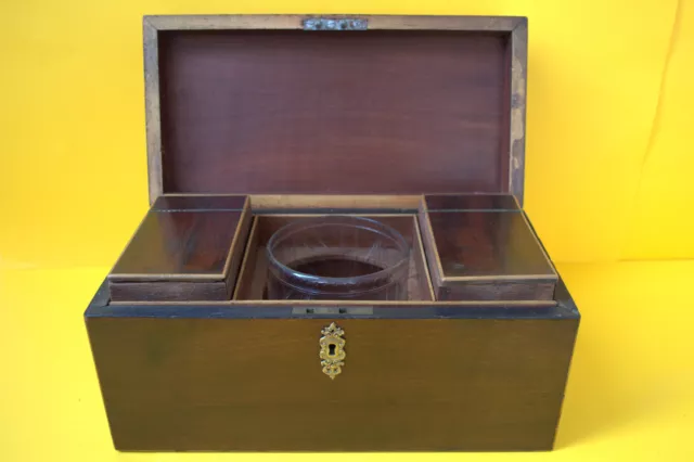 George III mahogany 2 compartment tea caddy with glass bowl