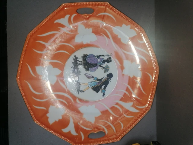 Assiette vintage française en faïence et majolique. Décor en relief de fraises, de fleurs et de feuilles. Le prix est par assiette. - France