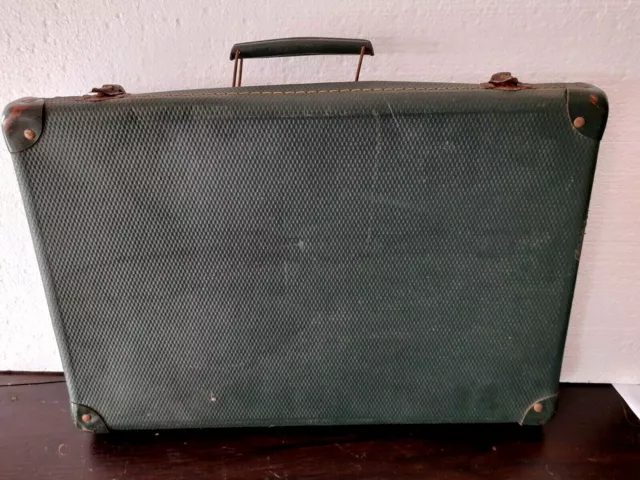 Antica valigia vintage verde da viaggio con inserti in pelle