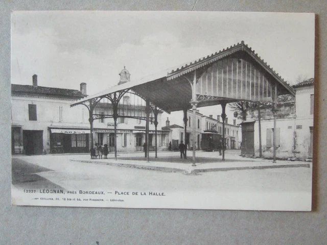 CPA LEOGNAN près BORDEAUX (33) PLACE DE LA HALLE. BOULANGERIE TABACS TRAMWAY