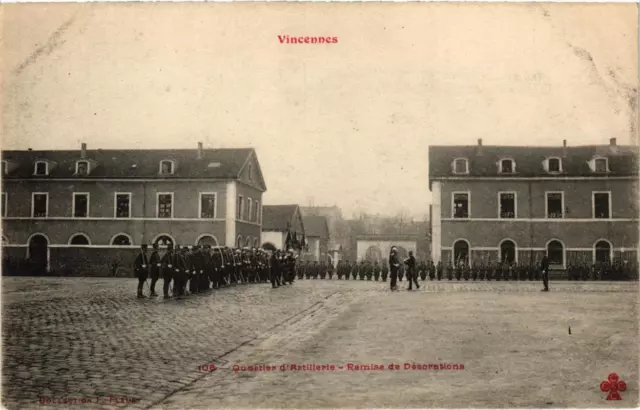 CPA AK VINCENNES Quartier d'Artillerie Remise de Décorations (672180)