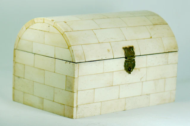 Cofanetto portagioie in osso e legno