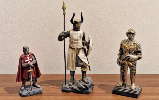 Tre statuette in resina cavalieri Templare e altri