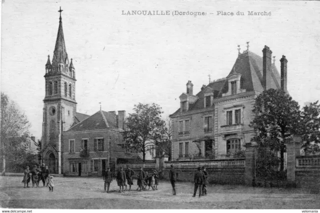 7256 cpa 24 Lanouaille - Place du Marché