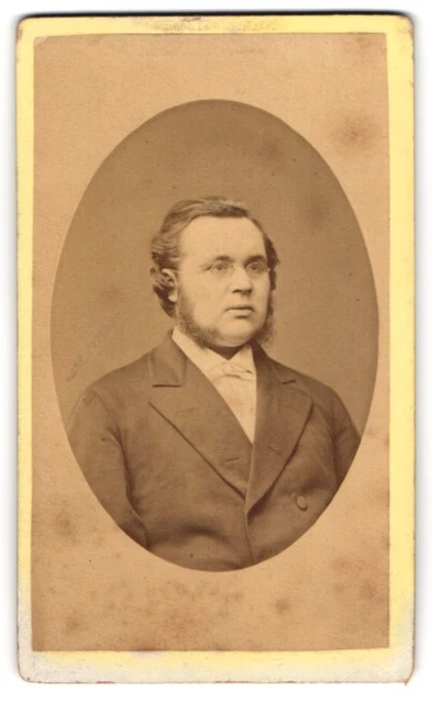 Fotografie unbekannter Fotograf und Ort, Portrait stattlicher Herr mit Brille u