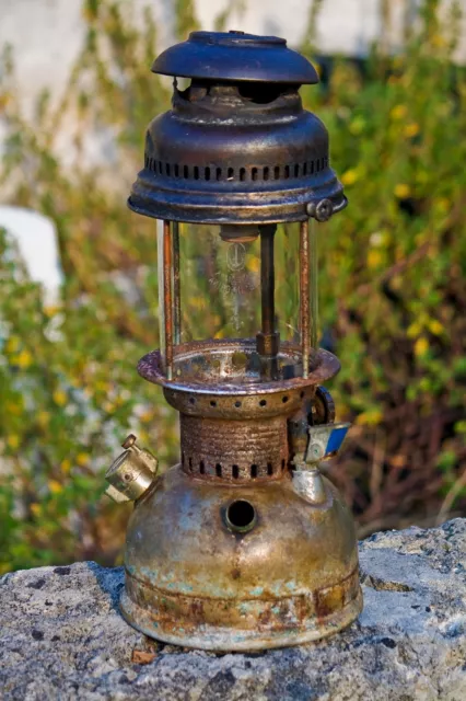 vecchia e rara lanterna a petrolio