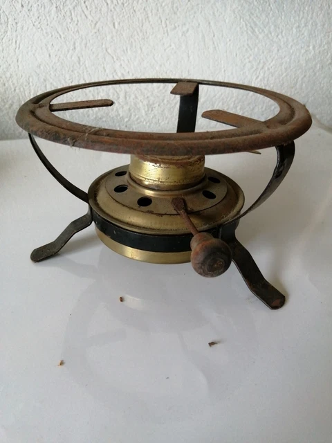 Ancien réchaud à alcool avec réservoir en verre bleu