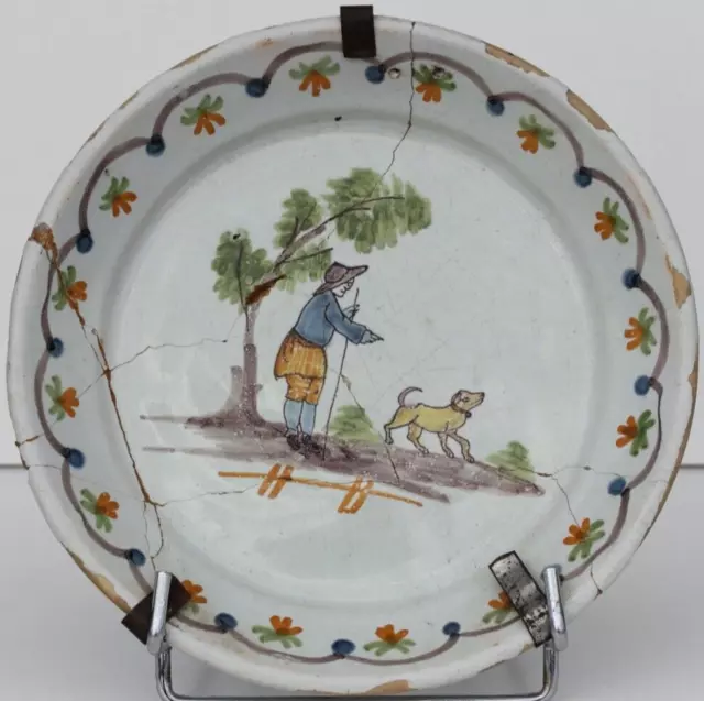 ASSIETTE EN FAIENCE DE NEVERS - XVIIIème - HOMME ET SON CHIEN - D. 22 cm
