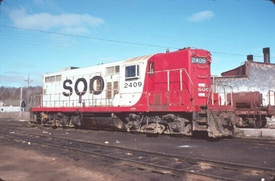Soo 2409 Gp-9 Gladstone Mi (Soo Line) Original Slide 04-19-76 T14-8