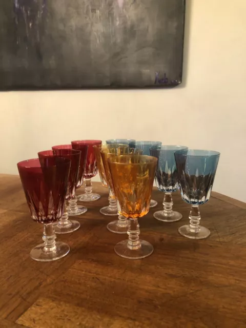 JOLIE SÉRIE DE 11 VERRES A PORTO ou VIN BLANC, EN VERRE DE COULEUR ( H 11,7cm )