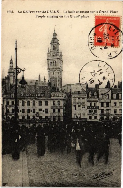 CPA La Delivrance de LILLE - La foule chantant sur la Grand Place (194036)