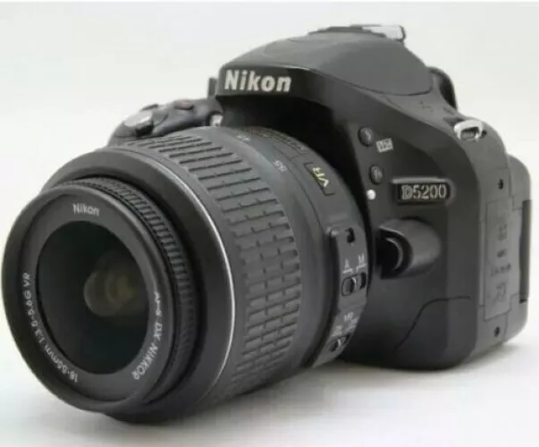 Nikon D D5200 24.1MP Digital SLR Camera - Black w. AF-S DX G VR 18-55mm *superb