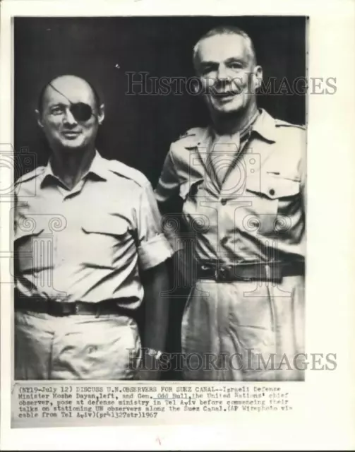 1967 Press Photo Tel Aviv-Moshe Dayan and Gen. Odd Bull discuss Suez Canal