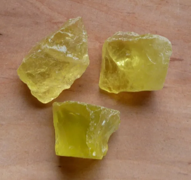 Quartz lemon brut, lot de 26 g. avec 3 minéraux