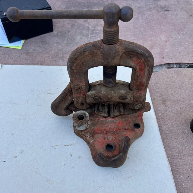 Antique Ridgid NO. 22 Bench Yolk Pipe Vise 2 1/2Capacity