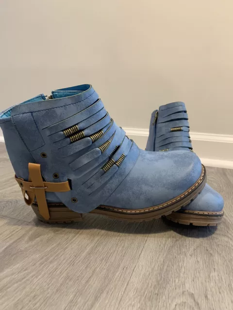 Blue Women’s Boots Size 39 US Size 8 Faux Leather/Metal Trim Rodeo Ankle Booties