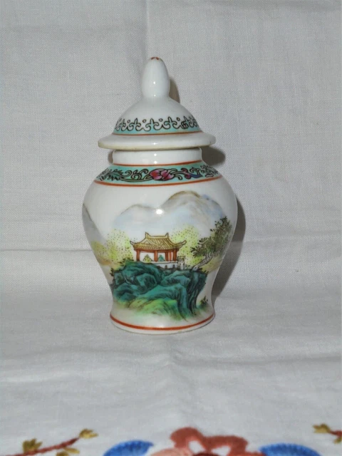 Vintage. CHINESISCHES INWERGLAS.  Kleine Größe.  Mit chinesischer Szene. Made in China
