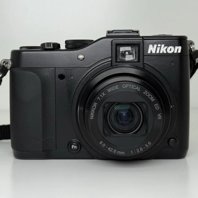 Nikon COOLPIX P7000 本体　バッテリー　ケース付き Nikon COOLPIX P7000 本体 バッテリー ケース付き
