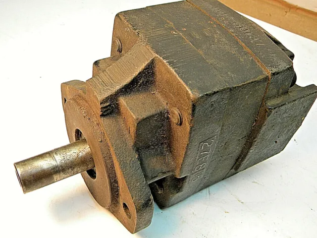 Hydraulic Motor M165CA10CX-11, Unknown Maker, Shaft 7/8 x 2 in. Parts or Repair