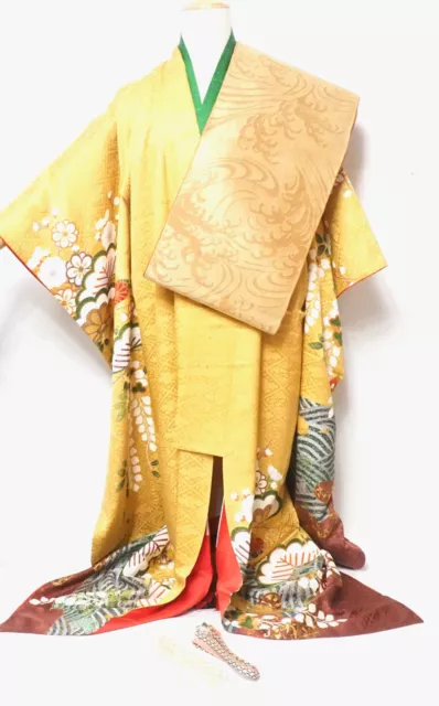 A vintage Japanese Kimono set including 1 long-sleeved kimono "Furisode" TCU507