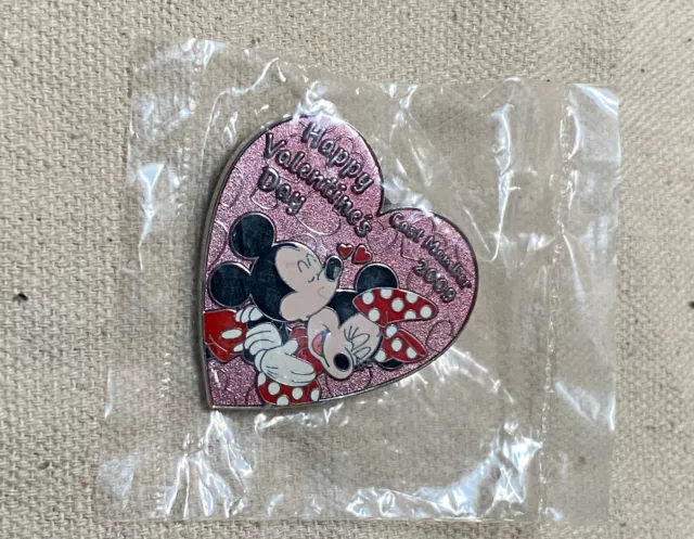 Happy Valentines Day Cast Member 2009 Mickey Minnie Heart Pin