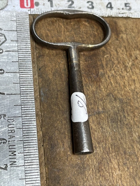 Clé De Montre De Poche Ancienne - N°9 - Laiton Et Fer - 3,5 Cm - Usure Du Temps