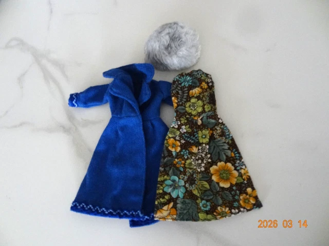 Tenue 4 pièces motif pommes vertes poncho pour poupée Tressy Bella vintage