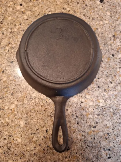 Vintage Lodge #3 Three Notch Heat Ring Cast Iron Skillet, D Mold Mark, Restored