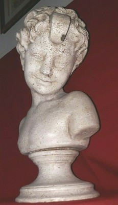 Ceramic bust of a young boy Busto in ceramica di giovane ragazzo 