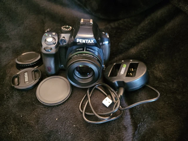 Pentax K K-50 K50 azul metálico oscuro con 50mm dfa f1.8