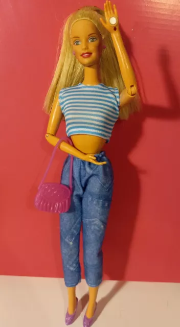 Muñeca Barbie 2001 cuidado de la perrera enderezada con imán en mano pendientes de cabello rubio
