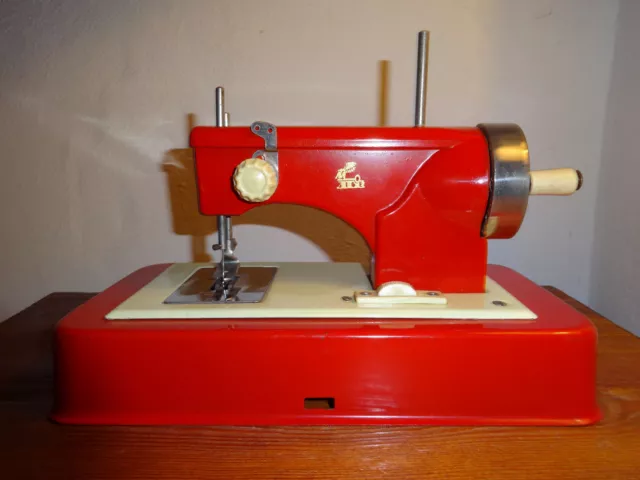 Casige Kindernähmaschine ca.1960 - er Jahre Eisen/Blech Batterie / Antriebsrad