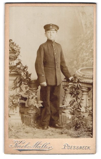 Fotografie Karl Müller, Peossneck, junger Knabe als Kadett in Uniform posiert i