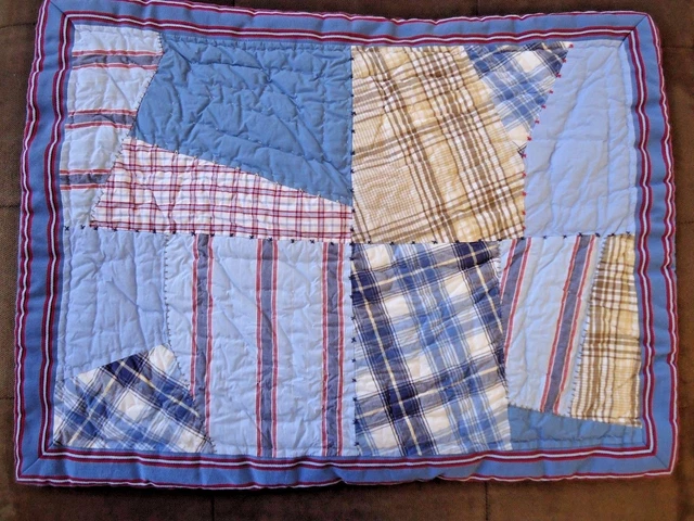 Almohada simulada mosa mosa mosa denim Pottery Barn para niños