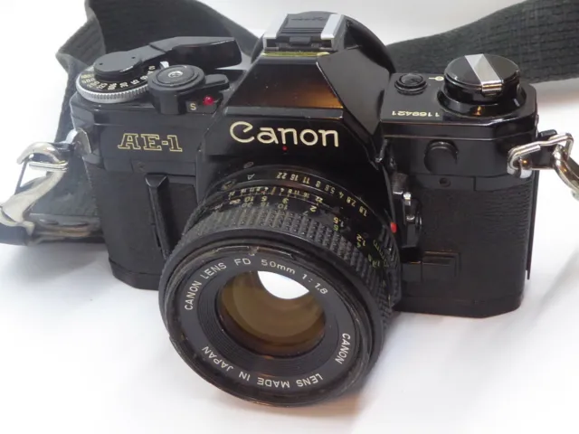 SCHWARZ Canon AE-1 + 50mm f/1.8 FD + BLITZ KEIN VERSCHLUSS QUIETSCHEN + Filter + Kappe
