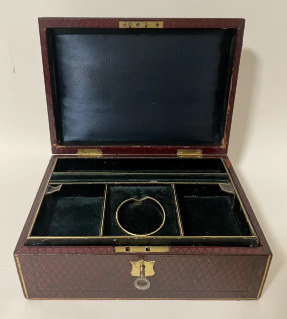 Antigua caja de baratijas de cuero caja de joyas con llave bandeja ajustada de terciopelo de seda