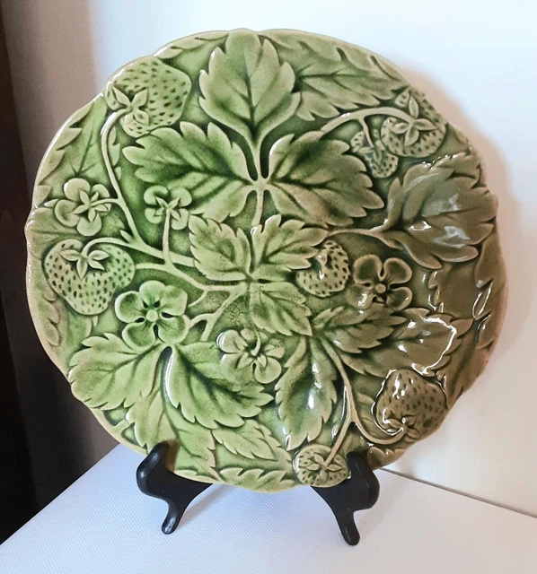 ASSIETTE ANCIENNE VERTE En Barbotine Motif Fraises Et Feuillage EUR 15 assiette-ancienne-verte-en-barbotine-motif-fraises-et-feuillage-eur-15