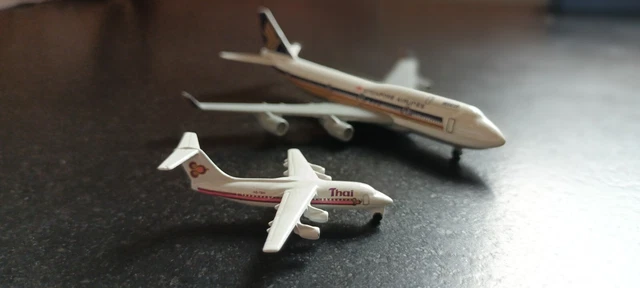 Massive Mini- Flugzeuge von Singapore Airline und Thai Airline