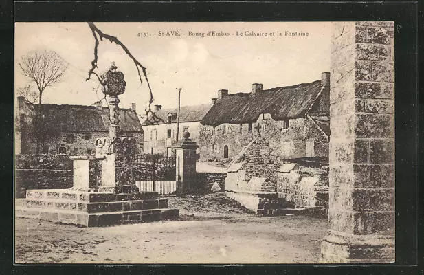 CPA Saint-Ave, Bourg d´Embas, le Calvaire et la Fontaine