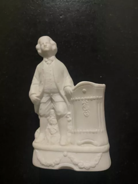 Ancienne Petite Figurine « Le Marquis Au Puit » Porcelaine De Biscuit